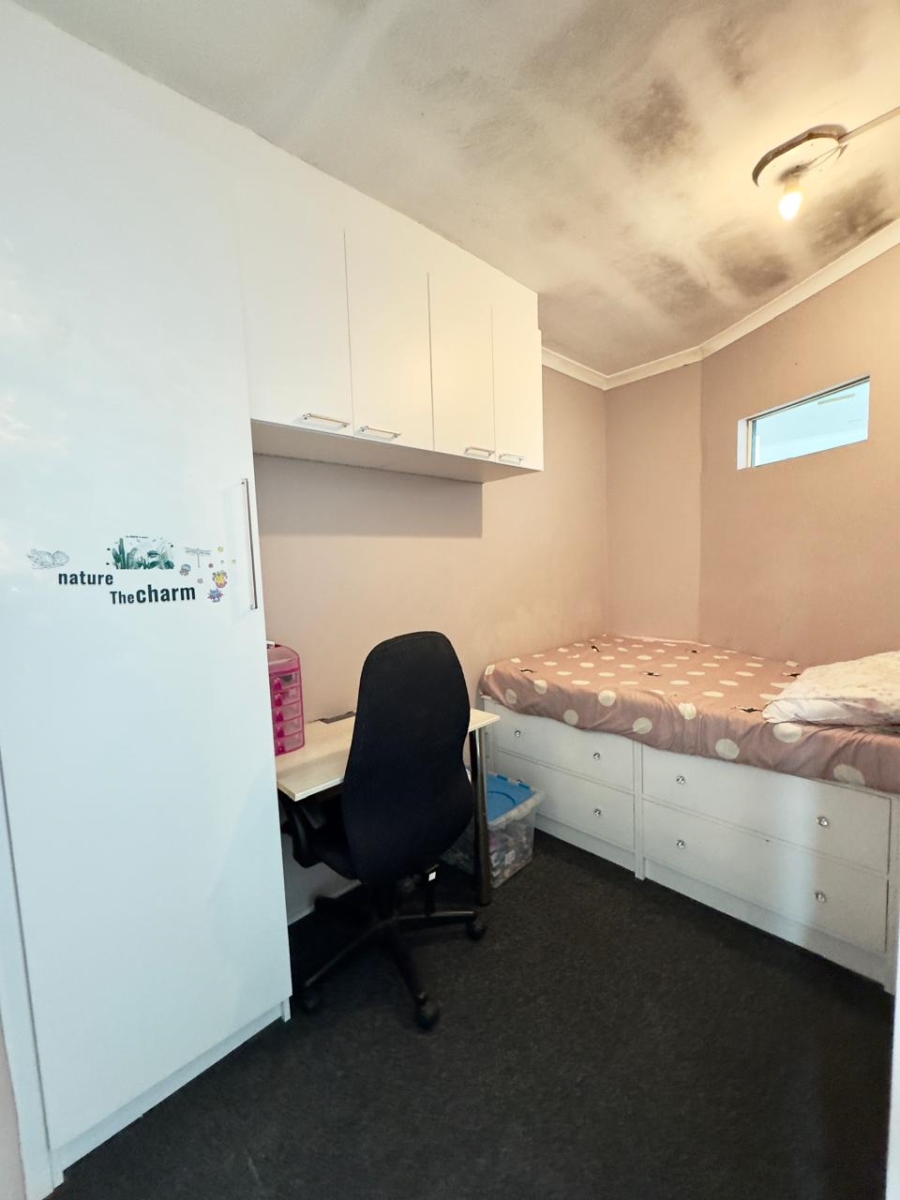  Bedroom Property for Sale in Lentegeur Western Cape